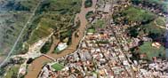 Rio Paraíba do Sul cortando a cidade de Paraíba do Sul/MG